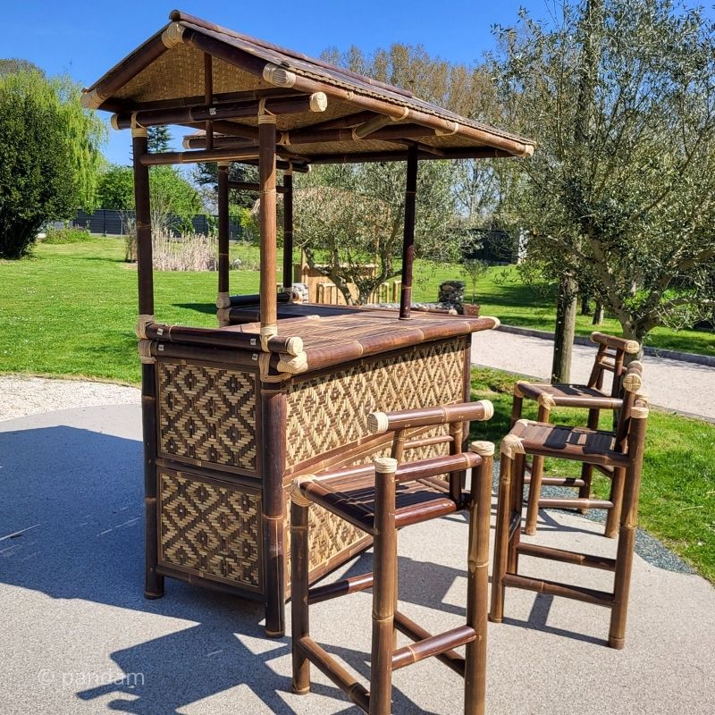 Bar in bambu e sedie in bambu nero