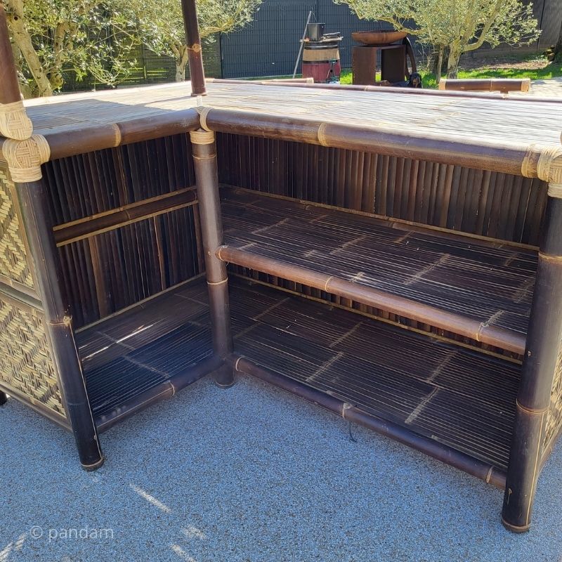 Interno del bar in bambu