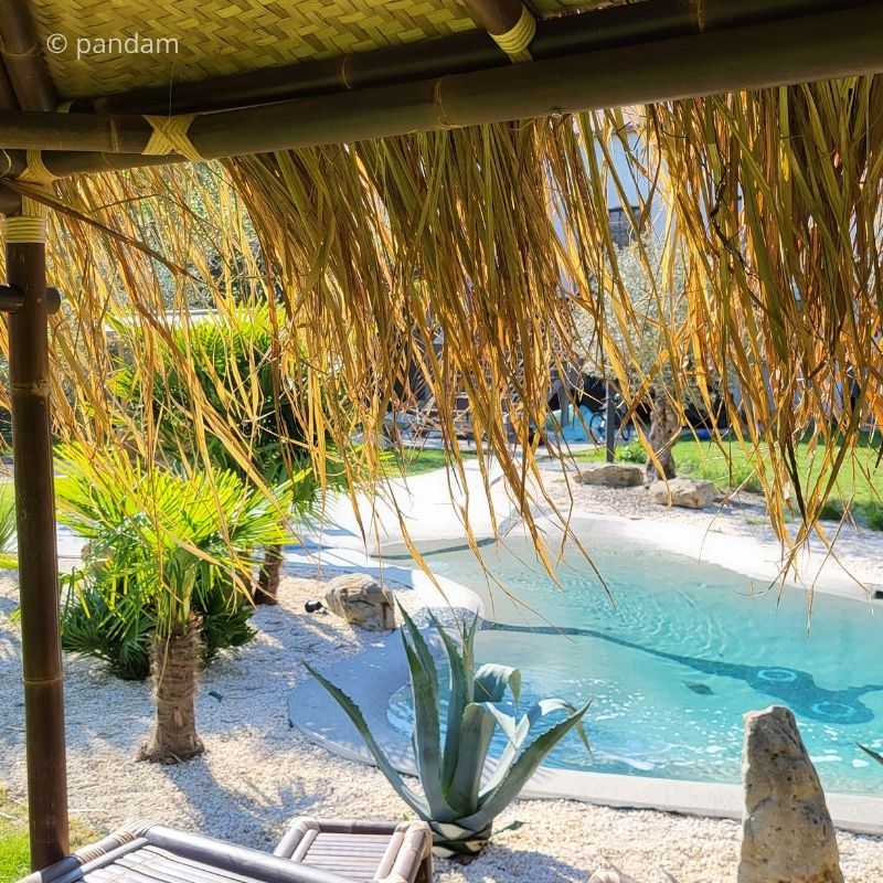 interno del bar in bambù nero