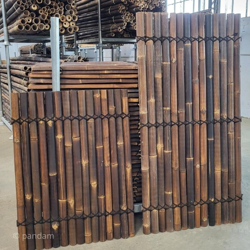 Pannello nero in mezzo bambù