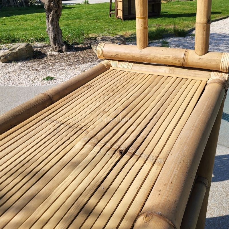 Tiki bar in bambù chiaro