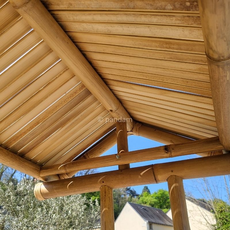 Tiki bar in bambù da giardino