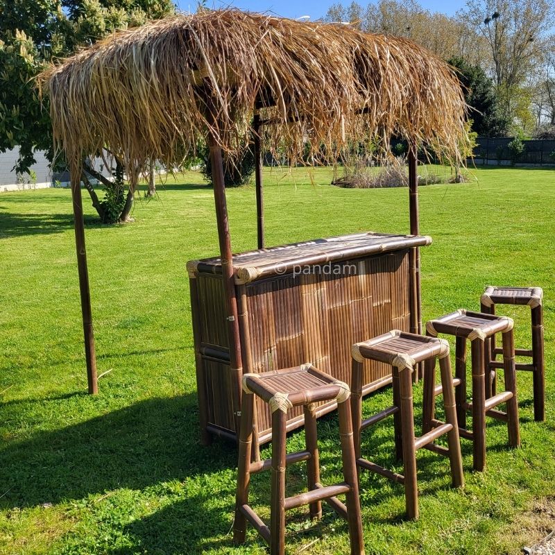 Tiki bar stile capanna nero
