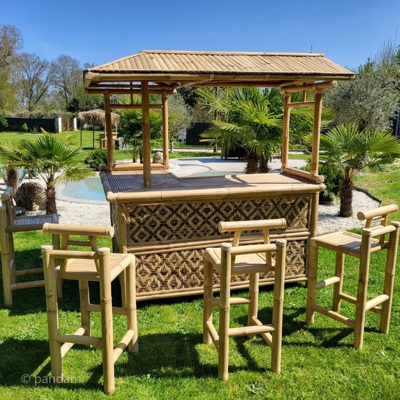 bar in bambu chiaro di grandi dimensioni