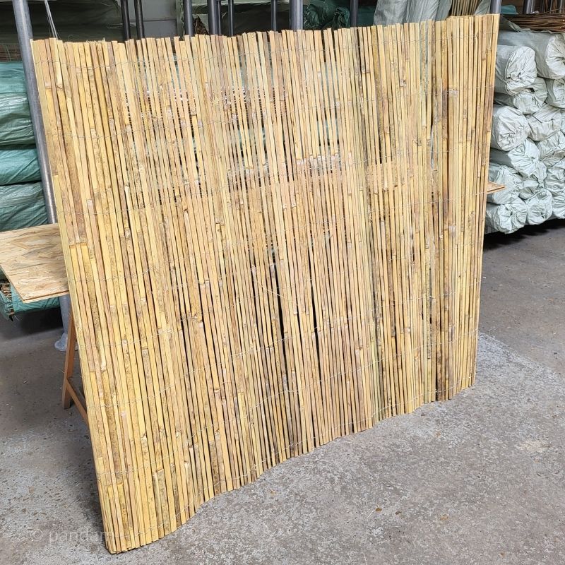 rotolo di canniccio in bambù spaccato