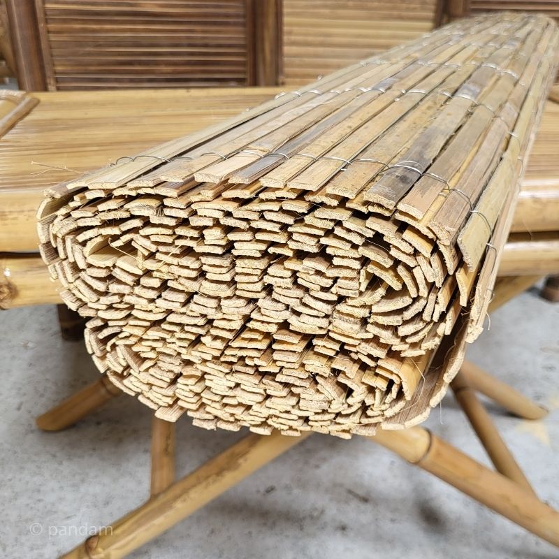 rotolo di recinzione in bambu spaccato