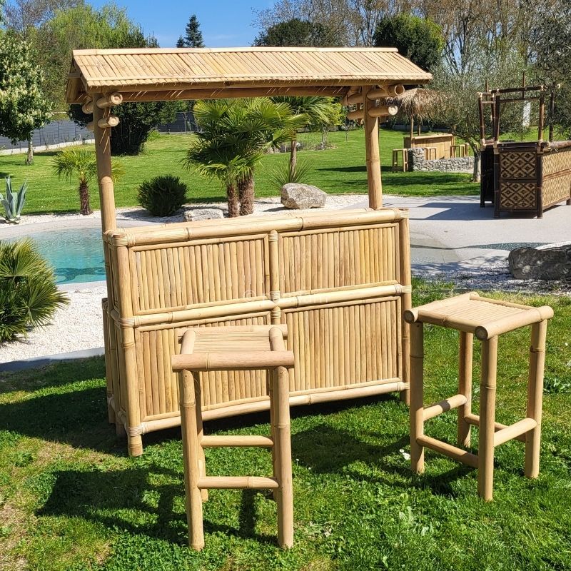 tiki bar in bambù da giardino