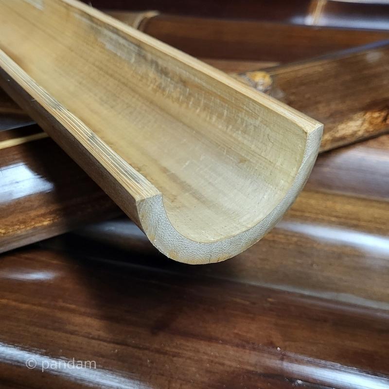 Mezza canna di bambù da nero a marrone scuro